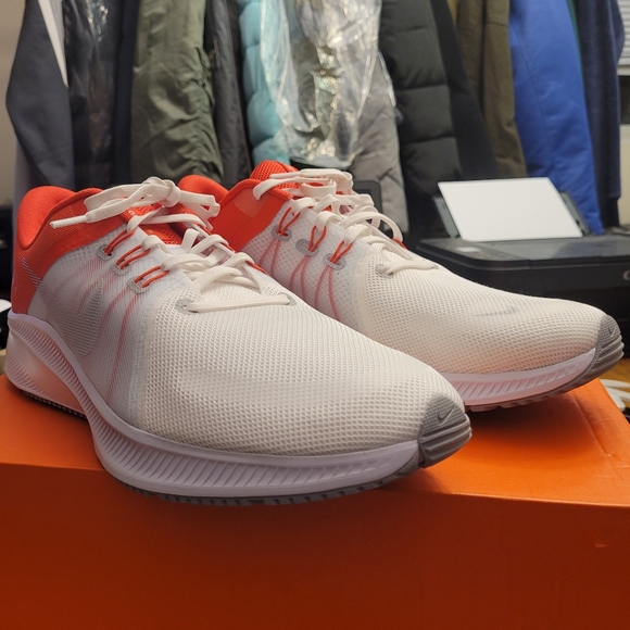 Man's Nike Sneaker - Picture 8 of 10